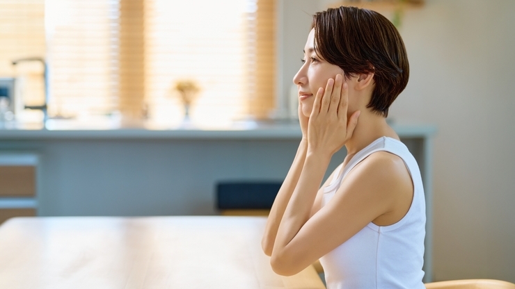 頬に手を添える女性