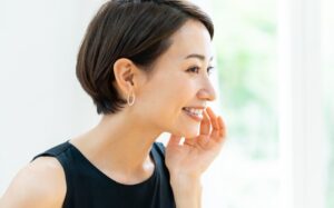 頬に手を添える女性